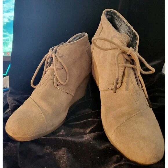 Toms Size 8.5 Suede Taupe - Picture 6 of 6